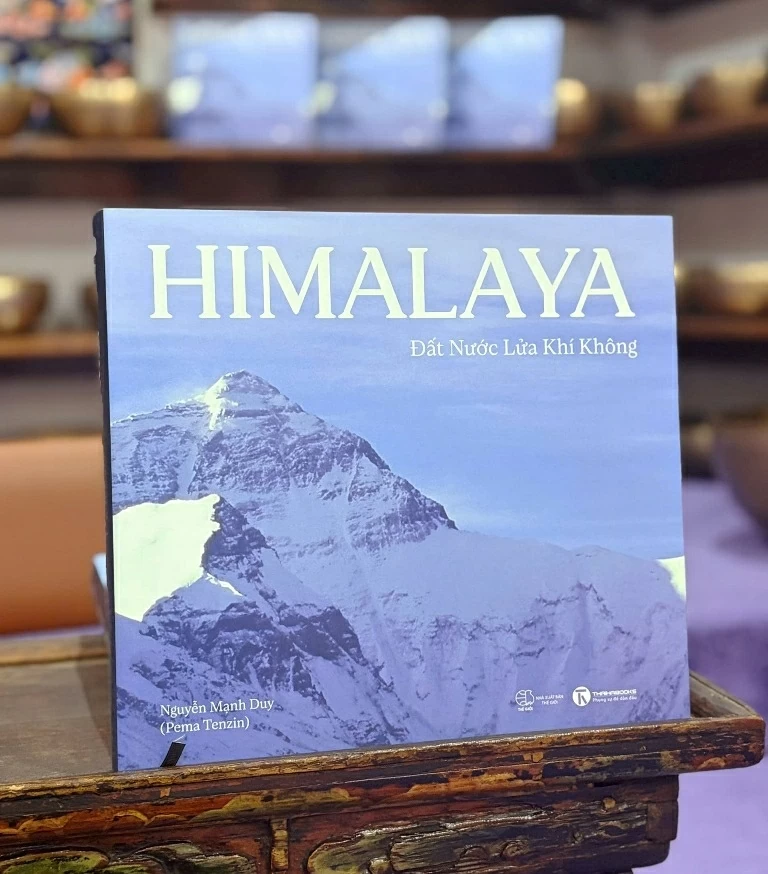 Cuốn sách 'Himalaya - Đất nước lửa khí không': Hành trình từ đỉnh núi đi vào nội tâm