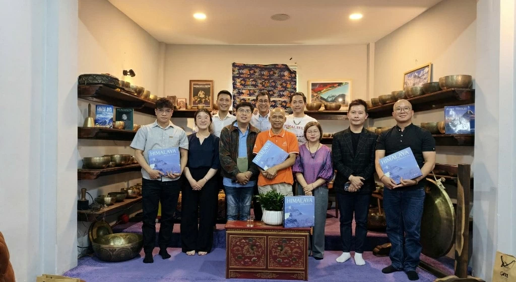 'Himalaya - Đất nước lửa khí không': Hành trình từ đỉnh núi vào nội tâm Cuốn sách 'Himalaya - Đất nước lửa khí không': Hành trình từ đỉnh núi đi vào nội tâm