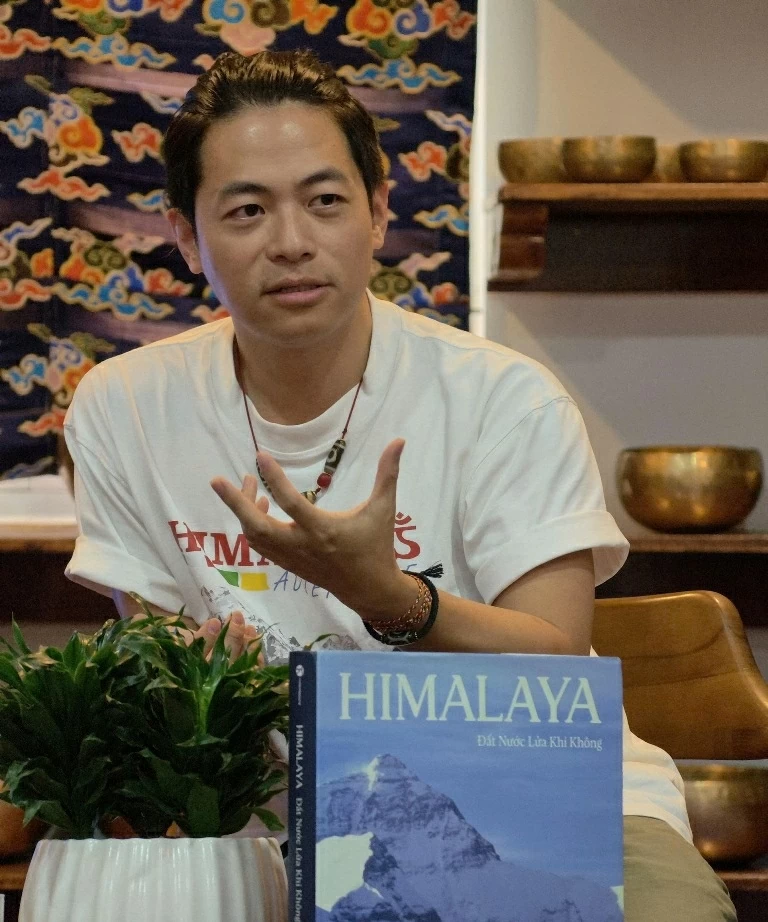 'Himalaya - Đất nước lửa khí không': Hành trình từ đỉnh núi vào nội tâm Cuốn sách 'Himalaya - Đất nước lửa khí không': Hành trình từ đỉnh núi đi vào nội tâm