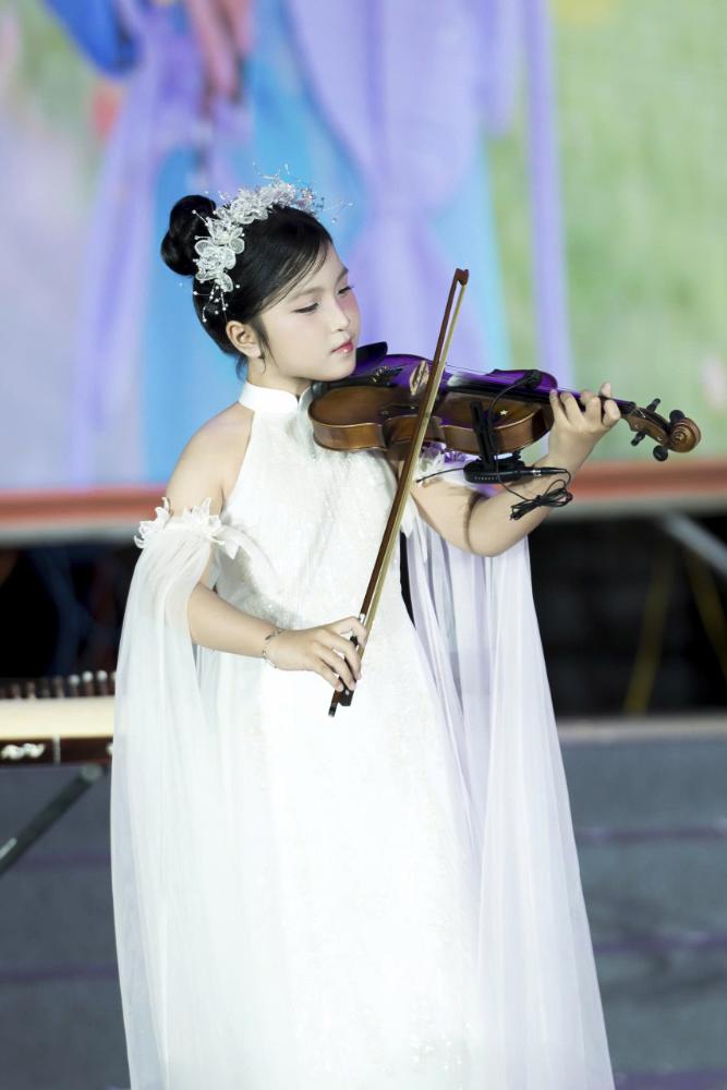 “Nàng thơ xứ Huế” Trương Nguyễn Minh Phương ra Hà Nội nhận giải Búp Sen Vàng - Thế Giới Giải Trí