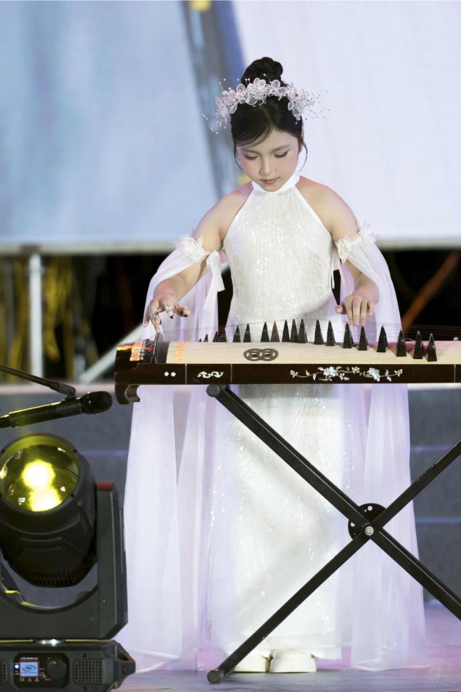 “Nàng thơ xứ Huế” Trương Nguyễn Minh Phương ra Hà Nội nhận giải Búp Sen Vàng - Thế Giới Giải Trí