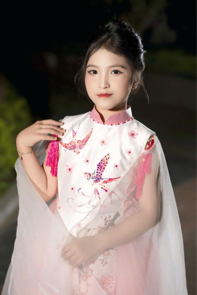 “Nàng thơ xứ Huế” Trương Nguyễn Minh Phương ra Hà Nội nhận giải Búp Sen Vàng - Thế Giới Giải Trí