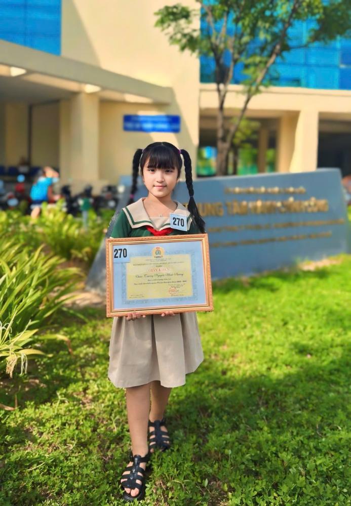 “Nàng thơ xứ Huế” Trương Nguyễn Minh Phương ra Hà Nội nhận giải Búp Sen Vàng - Thế Giới Giải Trí