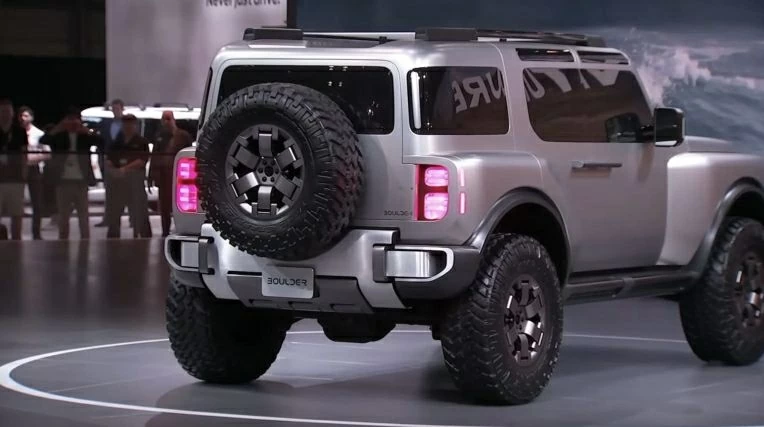 Ngoại hình xe được tạo hình vuông vức với nhiều chi tiết cứng cáp.