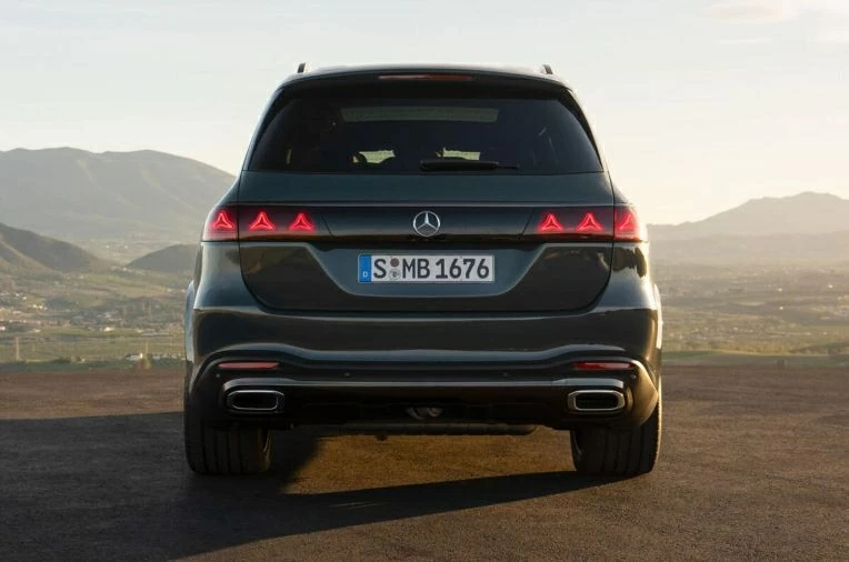 Phía sau xe cũng được tinh chỉnh nhẹ để tăng sự hiện đại. 