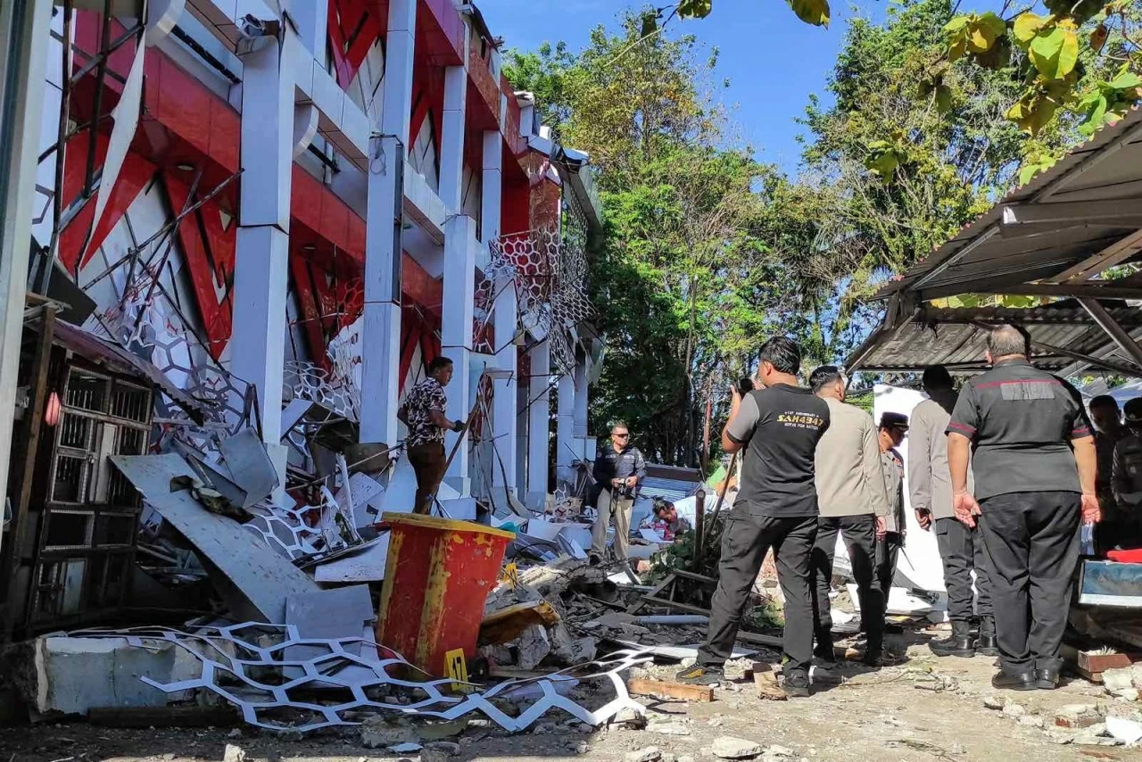 Cảnh sát kiểm tra thiệt hại tại thành phố Manado sau trận động đất 7,4 độ richter xảy ra ngoài khơi tỉnh Bắc Sulawesi, Indonesia. (Nguồn: AFP)