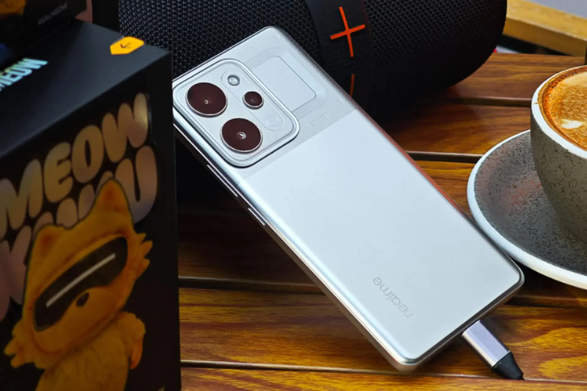 Thiết kế của máy vẫn thanh thoát với độ mỏng 9,08 mm và trọng lượng 219 gr. 