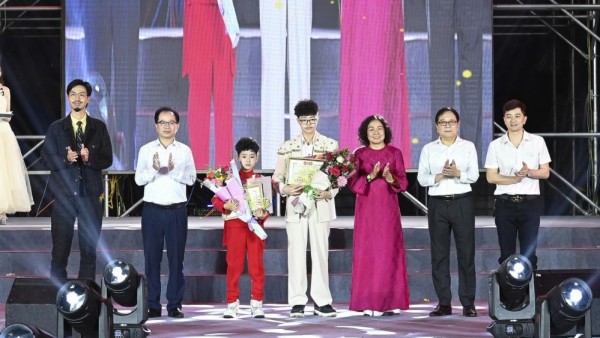 Bùi Khâu Minh Triết tỏa sáng với danh hiệu 'Siêu mẫu nhí nam xuất sắc nhất' tại Búp Sen Vàng