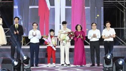 Bùi Khâu Minh Triết tỏa sáng với danh hiệu 'Siêu mẫu nhí nam xuất sắc nhất' tại Búp Sen Vàng