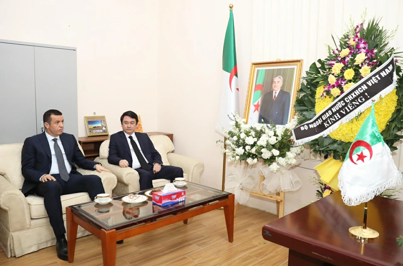 Thứ trưởng Ngoại giao Lê Anh Tuấn gửi lời chia buồn sâu sắc nhất đến Đại sứ Algeria tại Việt Nam Azeddine Bechka, cùng toàn thể cán bộ, nhân viên Đại sứ quán Algeria. (Ảnh: Thành Long)