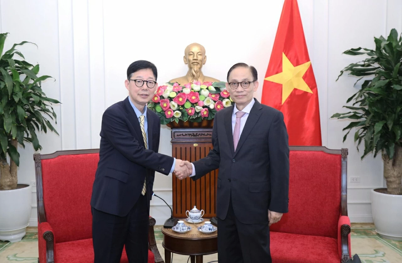 Bộ trưởng Ngoại giao Lê Hoài Trung tiếp Thứ trưởng Thứ nhất Bộ Ngoại giao Hàn Quốc Park Joon Yoo Bộ trưởng Ngoại giao Lê Hoài Trung tiếp Thứ trưởng Thứ nhất Bộ Ngoại giao Hàn Quốc Park Joon Yoo
