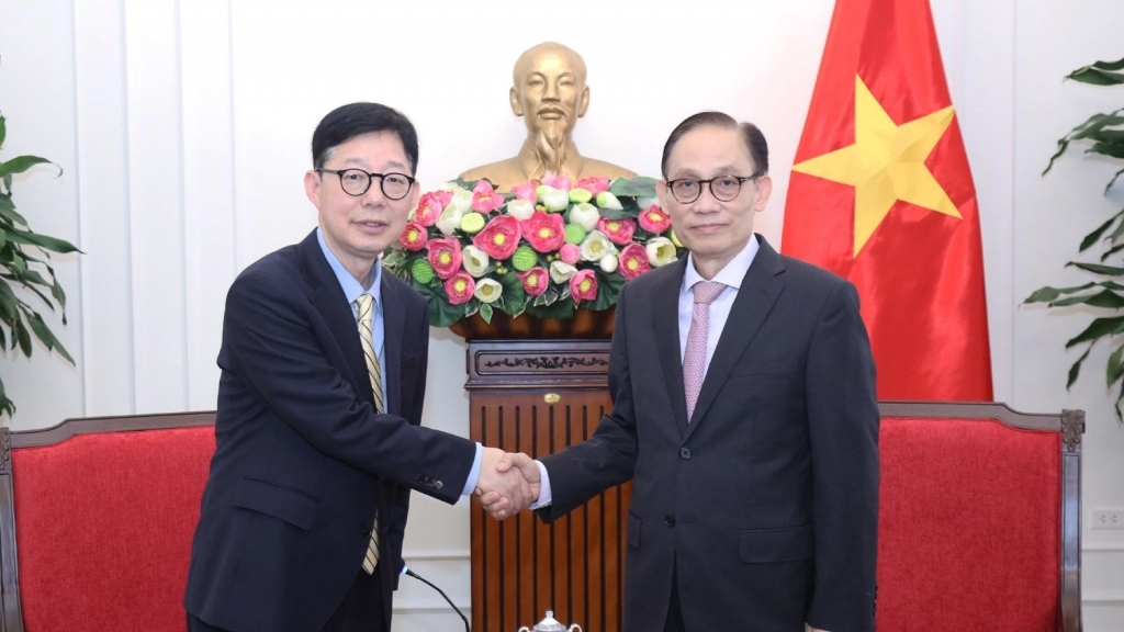 Bộ trưởng Lê Hoài Trung tiếp Thứ trưởng Thứ nhất Bộ Ngoại giao Hàn Quốc Park Joon Yoo