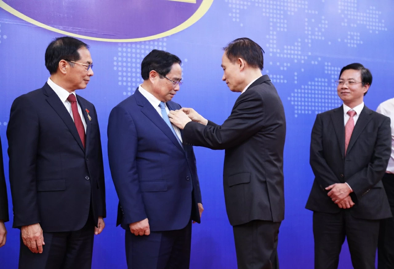Bộ trưởng Ngoại giao Lê Hoài Trung đã trao Kỷ niệm chương “Vì sự nghiệp Ngoại giao Việt Nam” tặng Thủ tướng Chính phủ Phạm Minh Chính. (Ảnh: Thành Long) Bộ trưởng Ngoại giao Lê Hoài Trung đã trao Kỷ niệm chương “Vì sự nghiệp Ngoại giao Việt Nam” tặng Thủ tướng Chính phủ Phạm Minh Chính. (Ảnh: Thành Long)