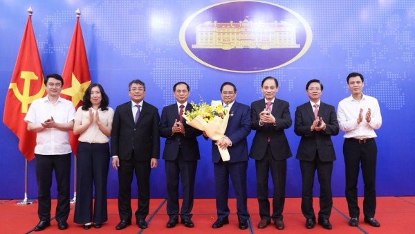 Bộ trưởng Lê Hoài Trung trao Kỷ niệm chương ‘Vì sự nghiệp Ngoại giao Việt Nam’ tặng Thủ tướng Phạm Minh Chính