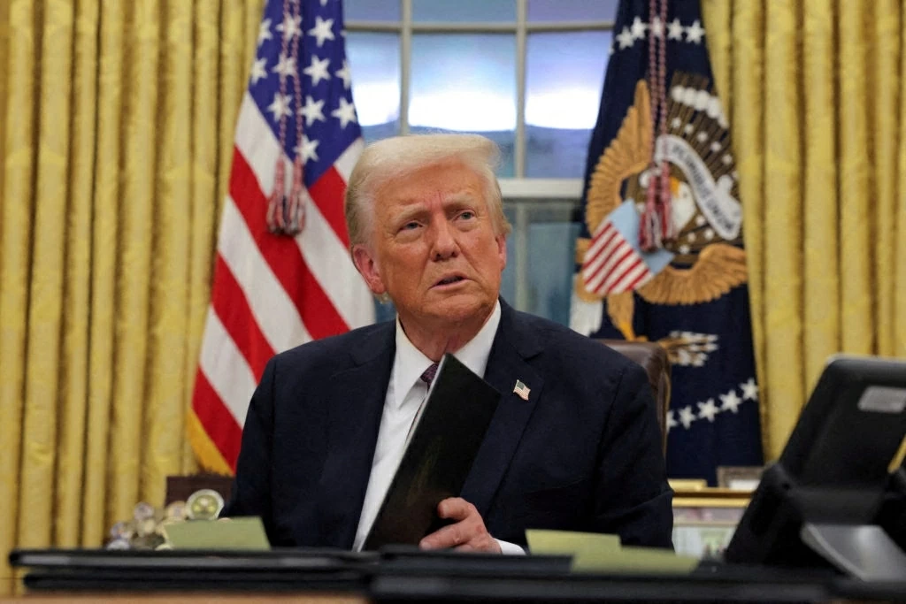 Tổng thống Mỹ Donald Trump tuyên bố Washington có thể mở lại tuyến vận tải qua Hormuz. (Nguồn: PBS)