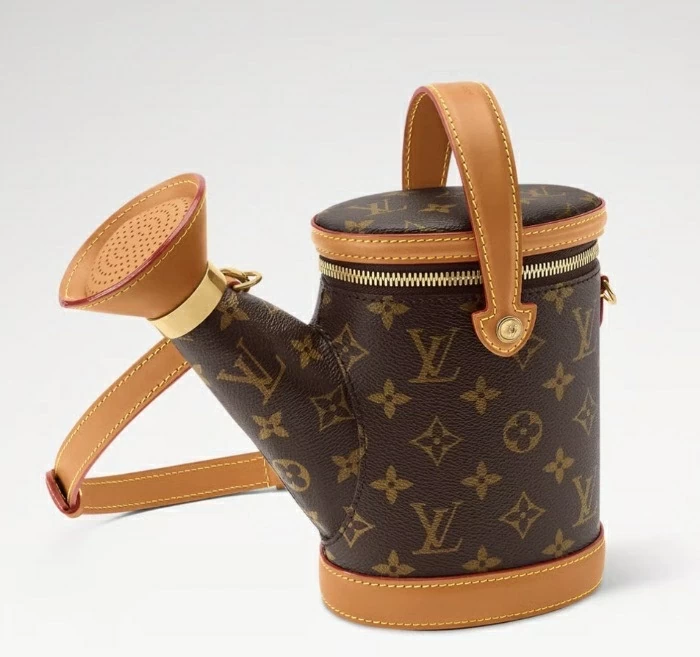 Khi sáng tạo chạm ngưỡng xa xỉ: Louis Vuitton ra mắt túi nam hình bình tưới cây