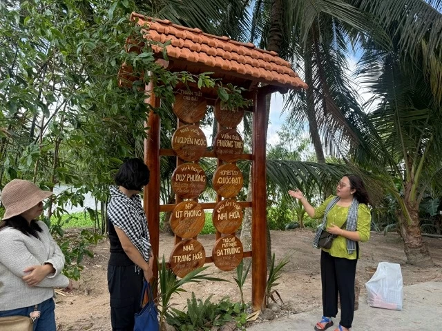 Làng du lịch cộng đồng Nhị Hòa được tổ chức theo mô hình chuỗi cung ứng dịch vụ du lịch khép kín gắn với từng hộ gia đình. Làng du lịch cộng đồng Nhị Hòa được tổ chức theo mô hình chuỗi cung ứng dịch vụ du lịch khép kín gắn với từng hộ gia đình.