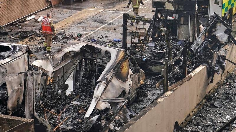 Anh truy tố ba nghi phạm trong vụ phóng hỏa nhằm vào xe cứu thương của cộng đồng Do Thái