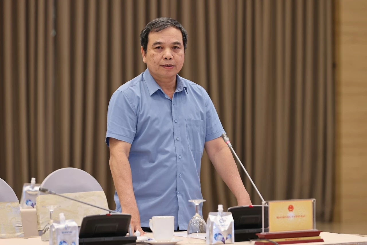Họp báo