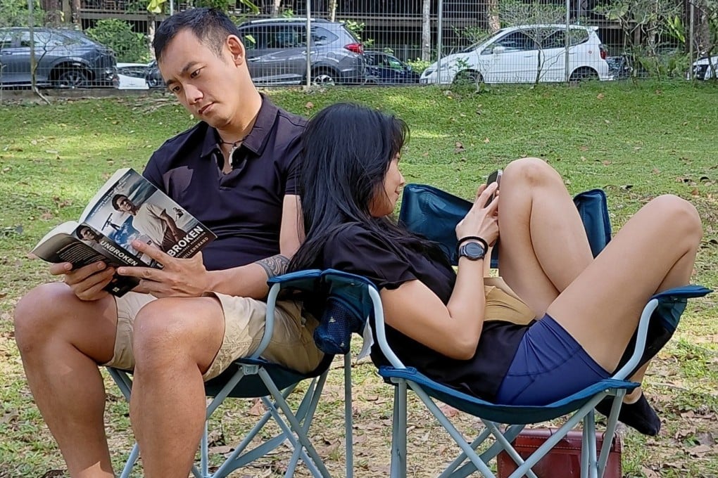 Một hiệu sách có ý tưởng thu hút lại những độc giả bằng các đoạn phim gây hại não Một hiệu sách có ý tưởng thu hút lại những độc giả bằng các đoạn phim gây hại não