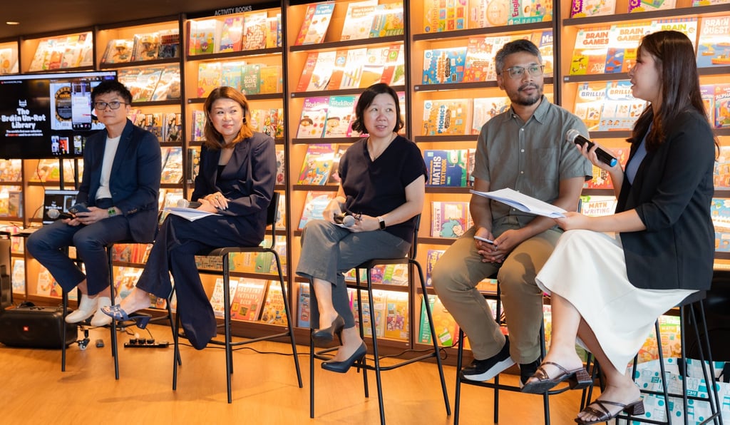 Một hiệu sách có ý tưởng thu hút lại những độc giả bằng các đoạn phim gây hại não Một hiệu sách có ý tưởng thu hút lại những độc giả bằng các đoạn phim gây hại não