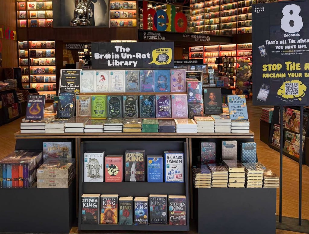 Một hiệu sách có ý tưởng thu hút lại những độc giả bằng các đoạn phim gây hại não Một hiệu sách có ý tưởng thu hút lại những độc giả bằng các đoạn phim gây hại não