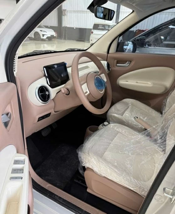 Trang bị bên trong xe được phân chia khá rõ giữa các phiên bản.