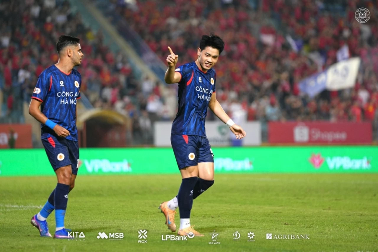 Đình Bắc lập cú đúp, Công an Hà Nội thắng 5 sao trước SHB Đà Nẵng Đình Bắc lập cú đúp, Công an Hà Nội thắng 5 sao trước SHB Đà Nẵng