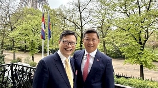 Đại sứ Trịnh Đức Hải chào xã giao Đại sứ Campuchia và Malaysia tại Pháp