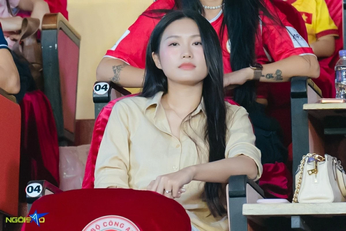 Xuất hiện từ sớm trên khán đài, Doãn Hải My, vợ cầu thủ Văn Hậu, ghi điểm với diện mạo trong trẻo, ngọt ngào nhờ lối trang điểm nhẹ nhàng, tôn lên những đường nét thanh tú trên gương mặt.