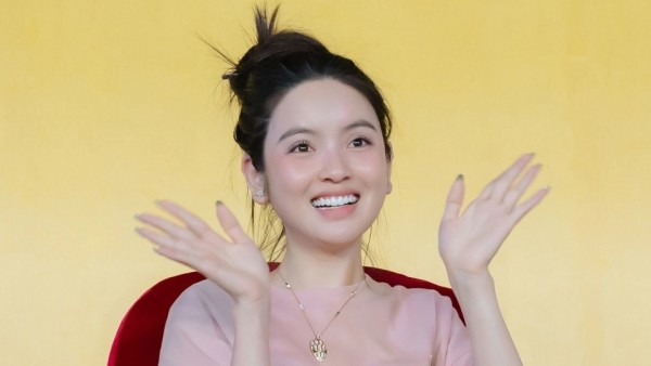 Vợ Văn Hậu, Quang Hải rạng rỡ trên khán đài ngày CLB Công an Hà Nội xây chắc ngôi đầu V-League 2025/26