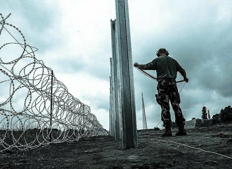 Hàng rào cao 5,5 m với dây thép gai dọc theo tuyến biên giới với Ba Lan - Belarus. (Nguồn: Freedom House) Hàng rào cao 5,5 m với dây thép gai dọc theo tuyến biên giới với Ba Lan - Belarus. (Nguồn: Freedom House)