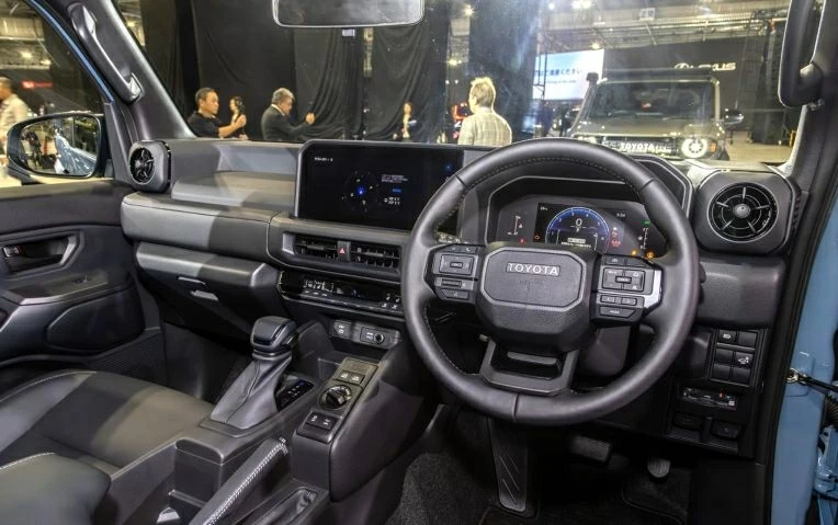 Xe được trang bị vô-lăng bọc da chỉnh bốn hướng và ghế lái chỉnh điện. 