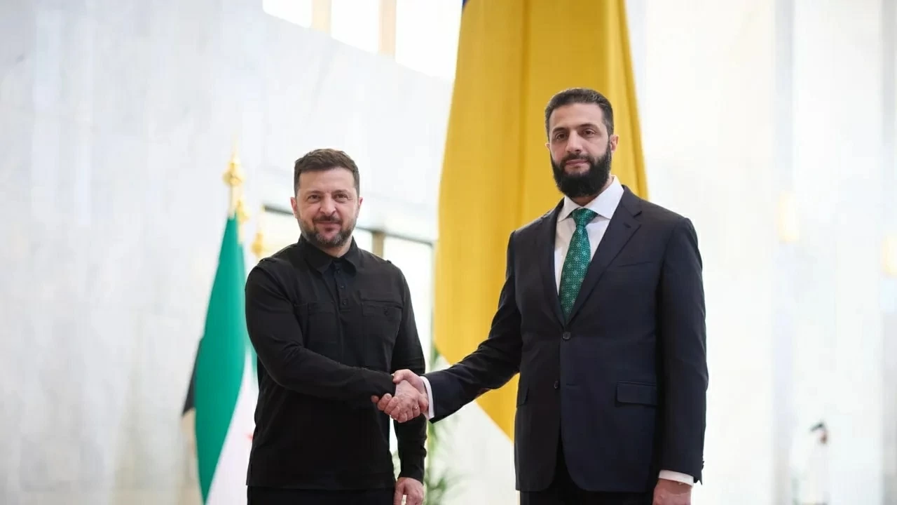 Tổng thống Ukraine Volodymyr Zelensky (bên trái) và Tổng thống Syria Ahmed al-Sharaa (bên phải). (Nguồn: The Jerusalem Post) Tổng thống Ukraine Volodymyr Zelensky (bên trái) và Tổng thống Syria Ahmed al-Sharaa (bên phải). (Nguồn: The Jerusalem Post)