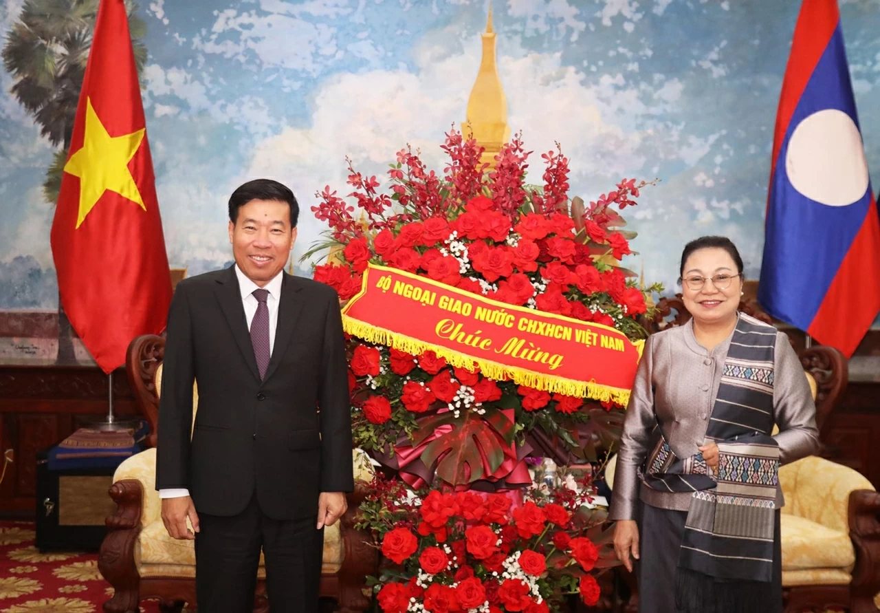 Thứ trưởng Nguyễn Mạnh Cường thân mật gửi tới Đại sứ Khamphao Ernthavanh cùng toàn thể cán bộ, nhân viên Đại sứ quán và qua đó tới Đảng, Nhà nước và nhân dân Lào anh em những lời chúc mừng năm mới tốt đẹp nhất. (Ảnh: Thành Long)