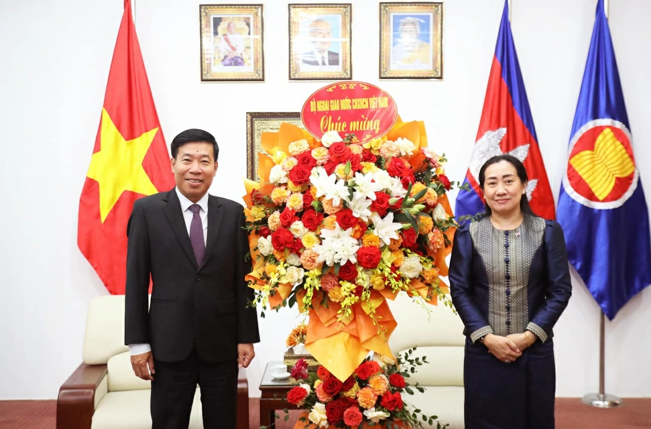 Ủy viên Trung ương Đảng, Phó Bí thư Thường trực Đảng ủy, Thứ trưởng Nguyễn Mạnh Cường gửi lời chúc mừng tới Đại sứ Touch Sopharath cùng toàn thể cán bộ, nhân viên Đại sứ quán Campuchia. (Ảnh: Thành Long)