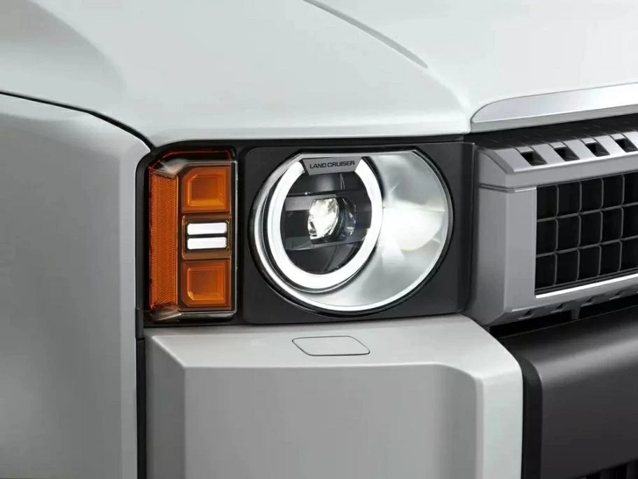 Một chi tiết đáng chú ý nằm ở hệ thống chiếu sáng phía trước. Cụm 