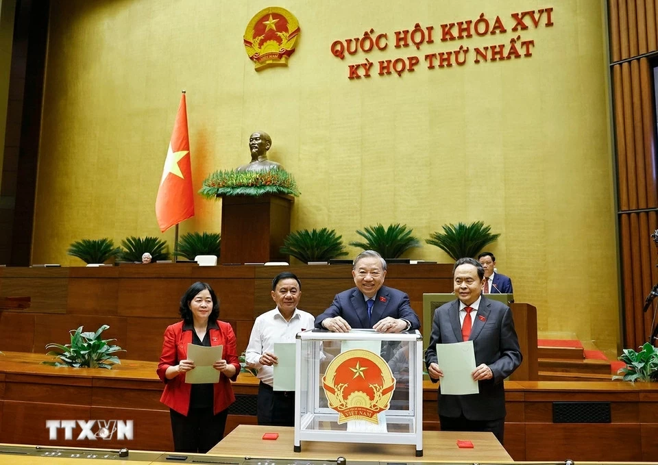 Tổng Bí thư Tô Lâm và đại biểu Quốc hội bỏ phiếu. 