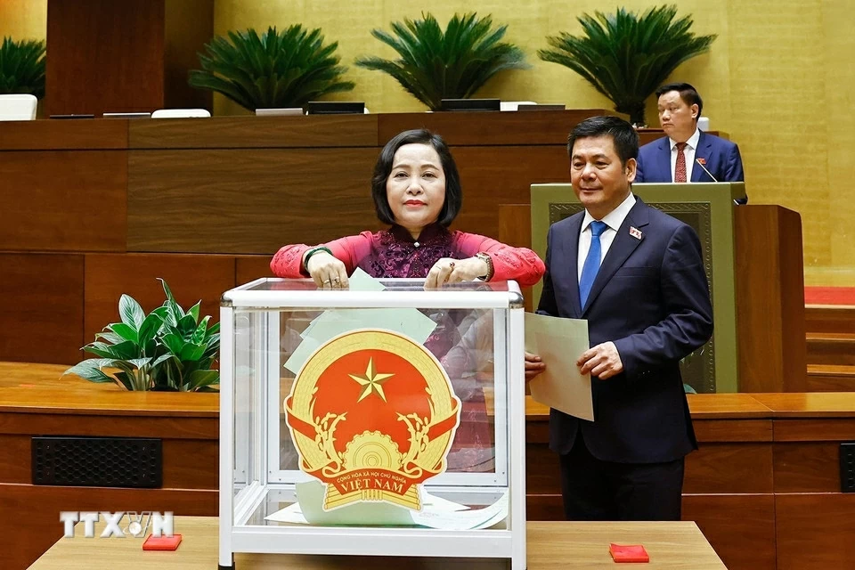 Đại biểu Quốc hội bỏ phiếu.