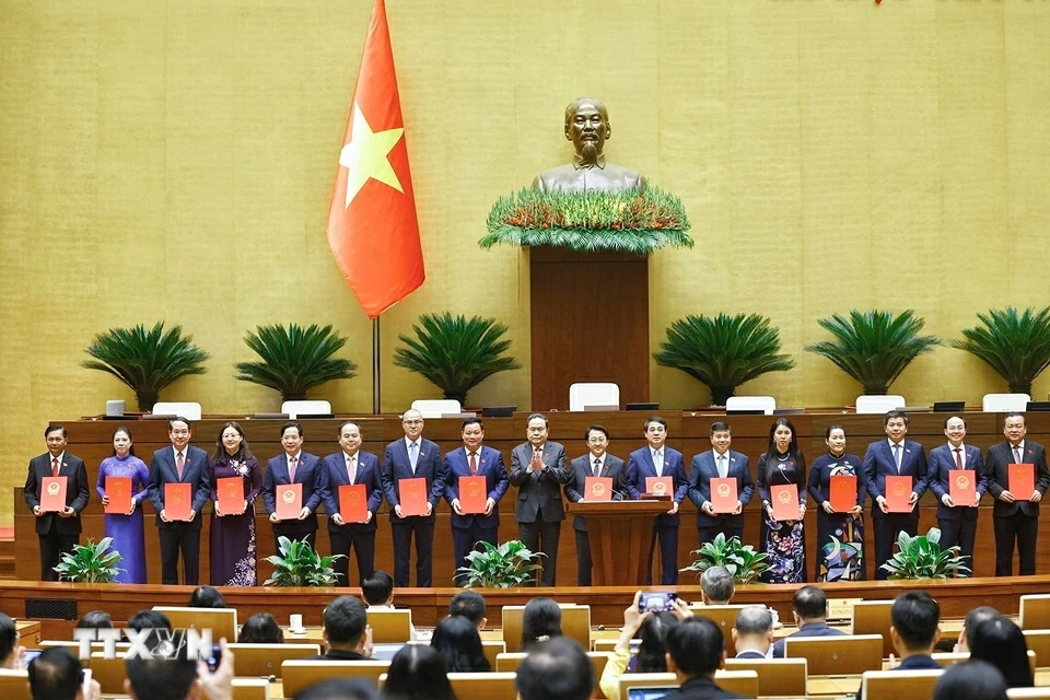Chủ tịch Quốc hội Trần Thanh Mẫn trao Nghị quyết phê chuẩn cho các Trưởng Đoàn đại biểu Quốc hội.