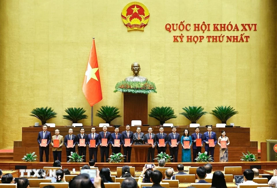 Chủ tịch Quốc hội Trần Thanh Mẫn trao Nghị quyết phê chuẩn cho các Trưởng Đoàn đại biểu Quốc hội.