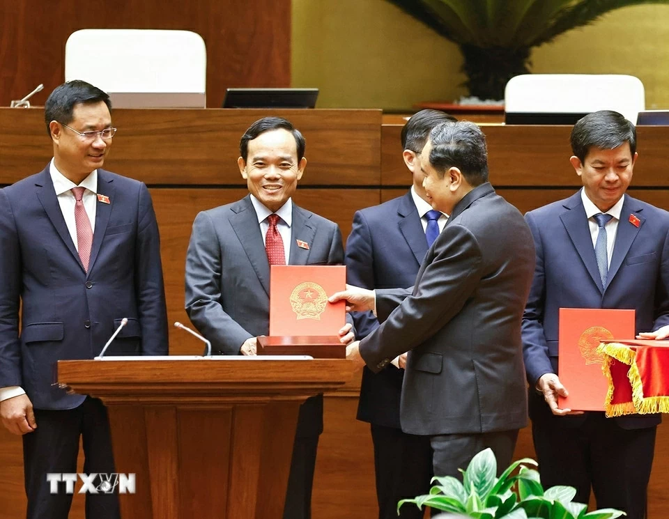 Chủ tịch Quốc hội Trần Thanh Mẫn trao Nghị quyết phê chuẩn cho các Trưởng Đoàn đại biểu Quốc hội.