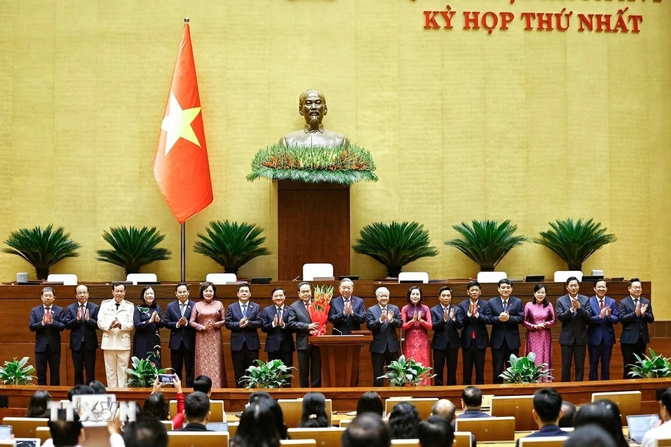 Tổng Bí thư Tô Lâm thay mặt các đại biểu Quốc hội khóa XVI tặng hoa chúc mừng Chủ tịch Quốc hội Trần Thanh Mẫn, các Phó Chủ tịch Quốc hội và Ủy viên Ủy ban Thường vụ Quốc hội. 