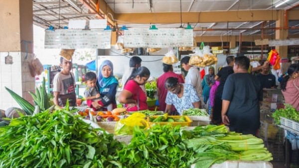 Giá dầu tăng sốc, người dân Malaysia phải ‘thắt lưng buộc bụng’