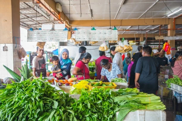 Người dân Malaysia cân nhắc chi tiêu khi giá dầu có xu hướng tăng, làm gia tăng áp lực lên chi phí sinh hoạt hàng ngày. (Nguồn: iStock)