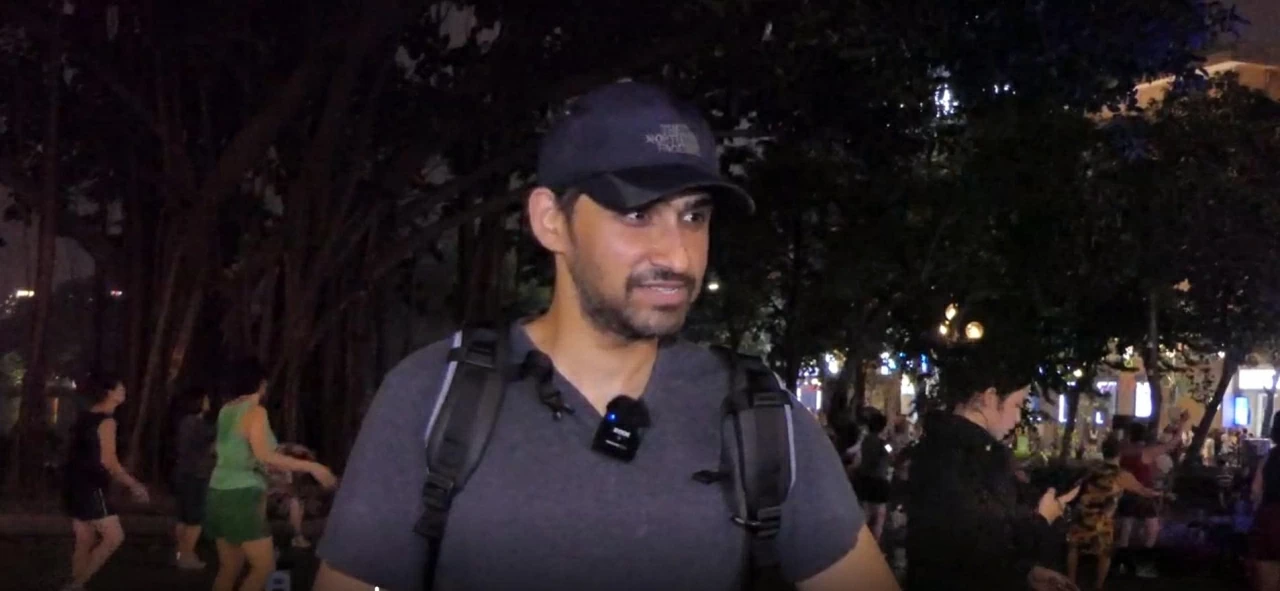 Du khách tới từ Đức ấn tượng với bầu không khí náo nhiệt tại Phố đi bộ Hồ Gươm. (Ảnh: Liên Thanh)