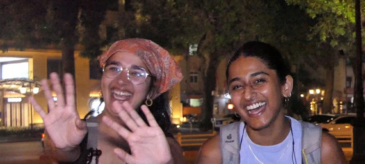 Nikhita đến từ Ấn Độ và bạn hào hứng khám phá với Hà Nội về đêm. (Ảnh: Liên Thanh)