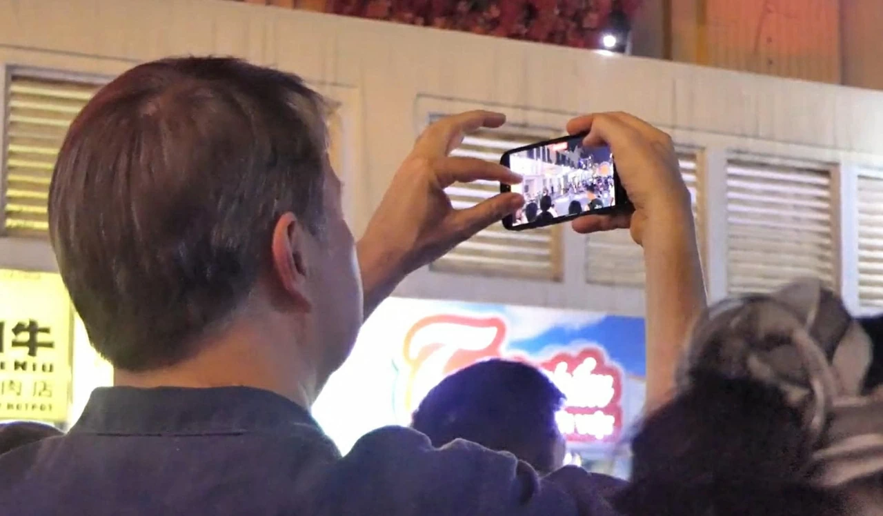 Chính đường phố Hà Nội là nơi hấp dẫn nhiều du khách quốc tế về đêm. (Ảnh: Liên Thanh)