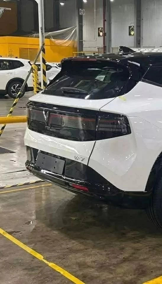 Phía đuôi xe có gắn tên VF 7.