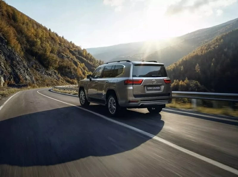 Giá xe Toyota Land Cruiser LC300 hybrid dự kiến không dưới mức 4,58 tỷ của bản máy xăng.